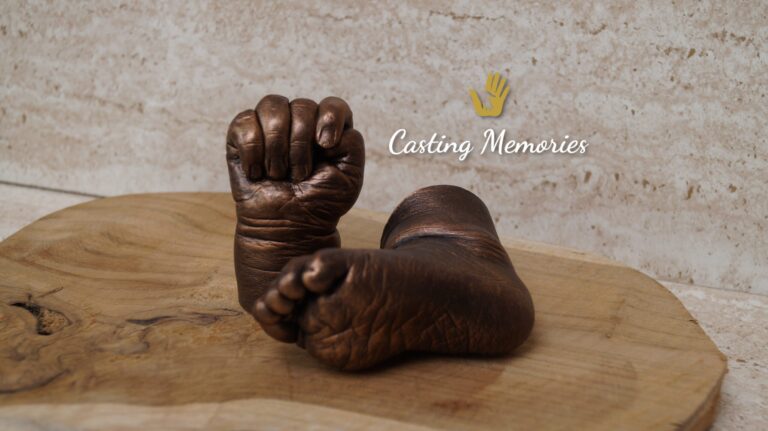 Bronzen voetje handje op hout